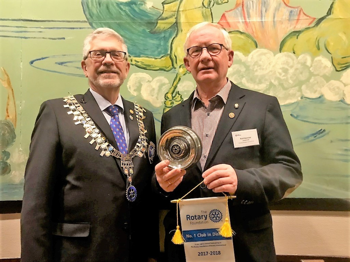 Presidenten mottar pris for beste bidrag til Rotary